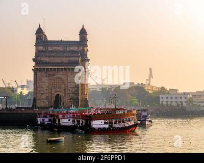 Mumbai, Indien - March 7, 2021 : das Gateway of India ist ein Bogenmonument, das Anfang des 20. Jahrhunderts in der Stadt Mumbai, dem meistbesuchten, erbaut wurde Stockfoto