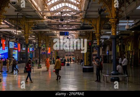 Mumbai, Indien - 7. Januar 2021 : Unidentifizierte Personen in einem der belebtesten Stationen von Mumbai, Chhatrapati Shivaji Terminus. Relativ leer fällig Stockfoto