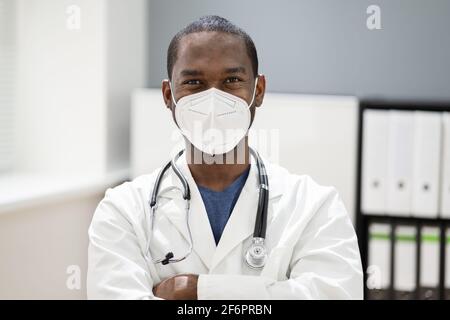 African American Man Doctor Trägt Medizinische Maske Im Krankenhaus Stockfoto