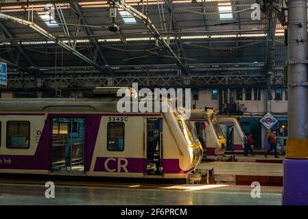 Mumbai, Indien - January 7, 2021 : leerer Zug am Bahnsteig des CST-Bahnhofs mit viktorianischer Architektur, ist CST einer der verkehrsreichsten Züge Stockfoto