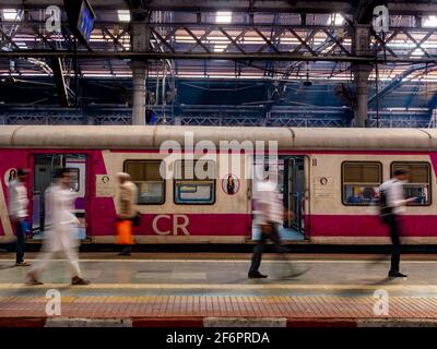 Mumbai, Indien - 7. Januar 2021 : nicht identifizierte Passagiere (verschwommene Gesichter), die auf einem Bahnsteig am CST-Bahnhof, einem der verkehrsreichsten Bahnhöfen für Stockfoto