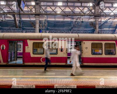 Mumbai, Indien - 7. Januar 2021 : nicht identifizierte Passagiere (verschwommene Gesichter), die auf einem Bahnsteig am CST-Bahnhof, einem der verkehrsreichsten Bahnhöfen für Stockfoto