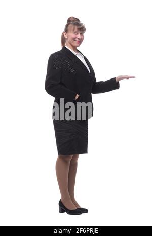 In voller Länge, Seitenansicht einer selbstbewussten jungen Geschäftsfrau, die mit gefalteten Händen steht Stockfoto