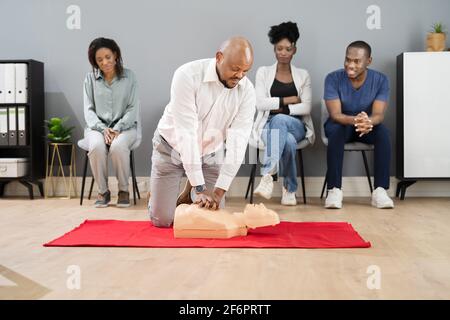 CPR erste Hilfe Rettungsschwimmer oder Sanitäter Klasse mit afrikanischen Studenten Stockfoto