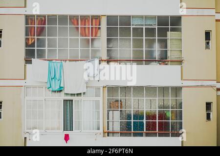 Alte und neue Fenster in einer etwas veralteten Eigentumswohnung in Faro, Algarve, Portugal Stockfoto