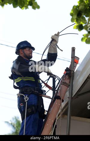 salvador, bahia / brasilien - 28. februar 2019: Elektriker macht Reparaturen am Stromnetz während der Karnevalszeit in der Stadt Salvador. *** Loc Stockfoto