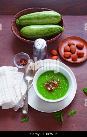 Creme mit Zucchini und Minze Stockfoto