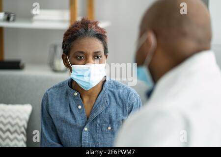 Arzt Pflege Und Patient In Covid Menschen Maske Stockfoto