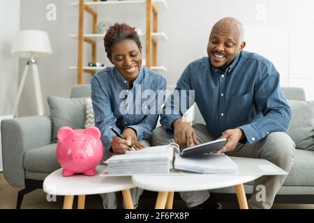 Glückliches Afrikanisches Paar Tut Ruhestand Finanzen Plan Und Geldbudget Stockfoto