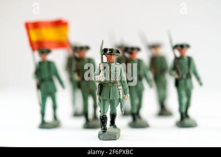 Reamsa Spanish Guardia Civil, Civil Guard Kunststoff-Spielzeugfiguren. Mehrere marschierten mit einem Büro an der Front und schulterten ein Schwert und einen Fahnenträger dahinter. Stockfoto