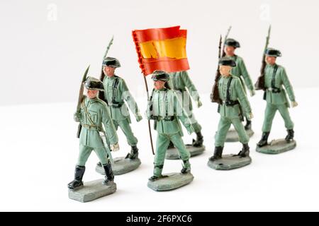 Reamsa Spanish Guardia Civil, Civil Guard Kunststoff-Spielzeugfiguren. Mehrere marschierten mit einem Büro an der Front und schulterten ein Schwert und einen Fahnenträger dahinter. Stockfoto