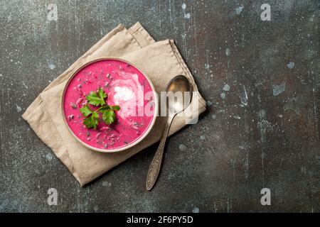 Kalte rote Suppe mit Rote Bete und frischem Gemüse Stockfoto