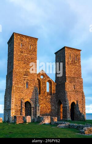 Die Zwillingstürme aus dem 12. Jahrhundert, ein bekanntes Wahrzeichen an der Kent Coast, gehören zur ruinierten Angelo Saxon Church in Reculver. Goldene Stunde, am frühen Morgen. Stockfoto