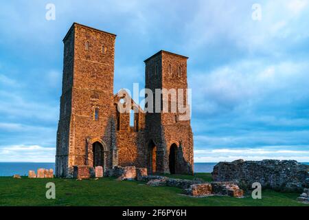 Die Zwillingstürme aus dem 12. Jahrhundert, ein bekanntes Wahrzeichen an der Kent Coast, gehören zur ruinierten Angelo Saxon Church in Reculver. Goldene Stunde, am frühen Morgen. Stockfoto