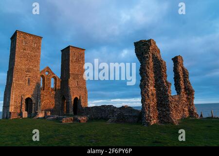 Die Zwillingstürme aus dem 12. Jahrhundert, ein bekanntes Wahrzeichen an der Kent Coast, gehören zur ruinierten Angelo Saxon Church in Reculver. Goldene Stunde, am frühen Morgen. Stockfoto