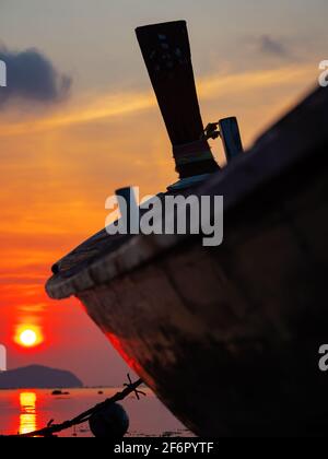 Traditionellen Longtail-Boot am Strand in Thailand Stockfoto