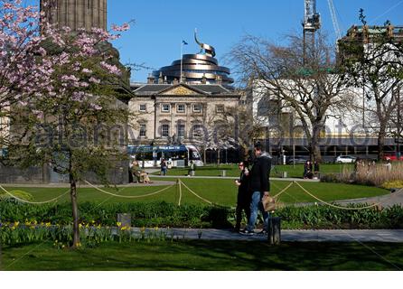 Saint Andrew Square Garden und Blick auf das W Hotel im St. James Quarter Development, Edinburgh, Schottland Stockfoto