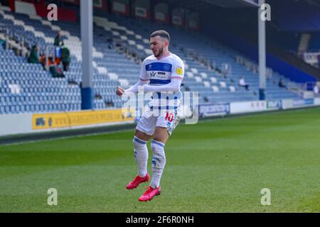 LONDON, GROSSBRITANNIEN. QPRS Ilias Chair am 2. APRIL 2021 punktet und feiert während des Sky Bet Championship-Spiels zwischen den Queens Park Rangers und Coventry City im Kiyan Prince Foundation Stadium, London. (Kredit: Ian Randall, Mi News) Kredit: MI Nachrichten & Sport /Alamy Live News Stockfoto