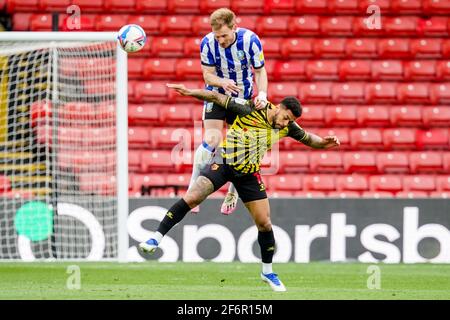 Tom Lees #15 von Sheffield am Mittwoch kämpft mit Andre Grey #18 von Watford in Watford, Großbritannien am 3/13/2021. (Foto von Richard Washbrooke/News Images/Sipa USA) Stockfoto