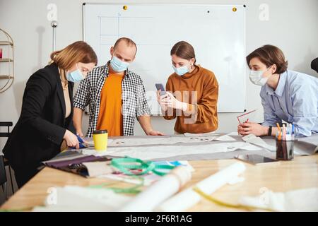 Gruppe von Modedesignern, die mit Stoff arbeiten Stockfoto