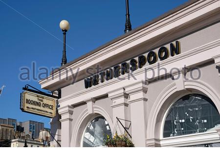 The Booking Office Wetherspoons Bar, Waverley Bridge, Edinburgh, Schottland Stockfoto