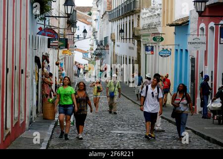 salvador, bahia / brasilien - 17. april 2015: Touristen werden vom Pelourinhozentrum, dem historischen Zentrum der Stadt Salvador, gesehen. *** Ortsüberschrift *** Stockfoto