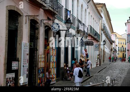 salvador, bahia / brasilien - 17. april 2015: Touristen werden vom Pelourinhozentrum, dem historischen Zentrum der Stadt Salvador, gesehen. *** Ortsüberschrift *** Stockfoto