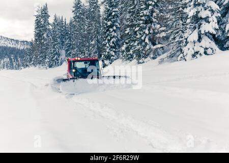Schneemobil bei der Arbeit im Neuschnee Stockfoto