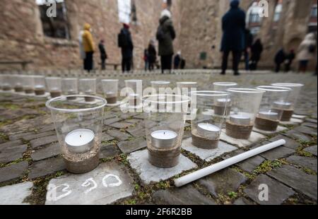 02. April 2021, Niedersachsen, Hannover: Bei einem ökumenischen Gottesdienst in der Aegidienkirche am Karfreitag gedenken Menschen der Opfer der Corona-Pandemie. In der Kirche in Hannover, die im Zweiten Weltkrieg zerstört wurde, wurden 390 Kerzen aufgestellt, die symbolisch 390 Tage der Corona-Pandemie in Deutschland darstellen. Foto: Julian Stratenschulte/dpa Stockfoto