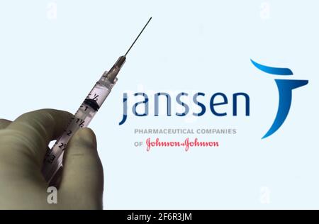 In dieser Abbildung hält eine Hand eine medizinische Spritze mit einem Janssen Pharmaceuticals Firmenlogo, das auf einem Bildschirm im Hintergrund angezeigt wird. (Foto von Rafael Henrique / SOPA Images/Sipa USA) Stockfoto