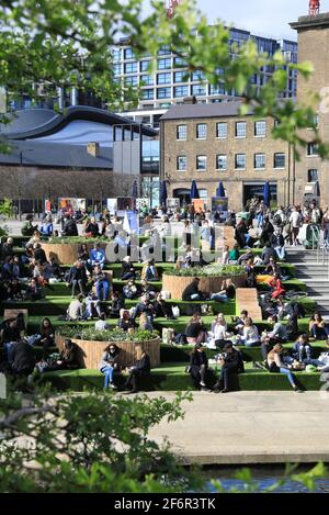 London, Großbritannien, 2. April 2021. Trotz der kühlen Temperaturen waren die Stufen des Granary Square am Kings Cross am Karfreitag voll. Die Lockerung der Covid-Beschränkungen am 29. März bedeutete, dass Gruppen von 6 oder 2 Haushalten sich geselligen konnten. Monica Wells/Alamy Live News Stockfoto