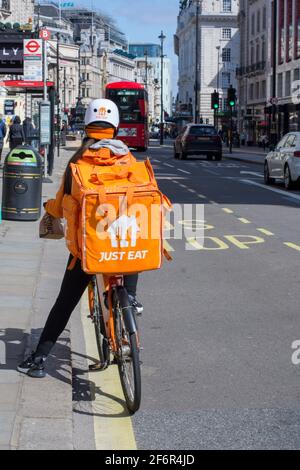 London, Großbritannien. April 2021. Essen Sie einfach Kurierfahrten entlang des Piccadilly Circus und liefern Sie Takeaway-Essen im Zentrum von London. Kredit: SOPA Images Limited/Alamy Live Nachrichten Stockfoto