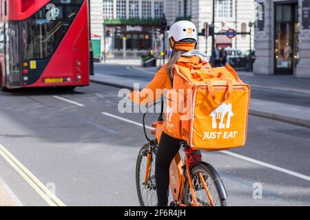 London, Großbritannien. April 2021. Essen Sie einfach Kurierfahrten entlang des Piccadilly Circus und liefern Sie Takeaway-Essen im Zentrum von London. Kredit: SOPA Images Limited/Alamy Live Nachrichten Stockfoto