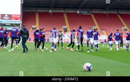 Oakwell Stadium, Barnsley, Yorkshire, Großbritannien. April 2021. English Football League Championship Football, Barnsley FC versus Reading; Barnsley Team Warm Up Credit: Action Plus Sports/Alamy Live News Stockfoto