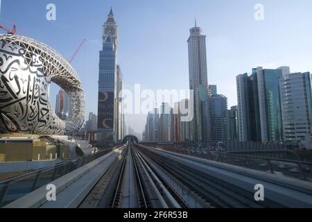 DUBAI, VEREINIGTE ARABISCHE EMIRATE - 19. JUN 2019: U-Bahn-Gleise der Dubai Metro entlang der Sheikh Zayed Road mit der Station vor Ihnen. Stockfoto