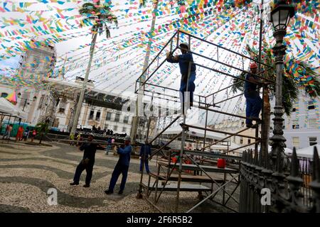 salvador, bahia / brasilien - 19. juni 2015: Arbeiter arbeiten an der Errichtung einer Bühnenstruktur in Pelourino für die Sao Joao-Feierlichkeiten im c Stockfoto