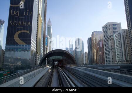 DUBAI, VEREINIGTE ARABISCHE EMIRATE - 19. JUN 2019: U-Bahn-Gleise der Dubai Metro entlang der Sheikh Zayed Road mit der Station vor Ihnen. Stockfoto