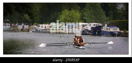 SIR Steve Redgrave,Mathew Pinsent,James Cracknell und Tim Foster rudern zum letzten Mal das Boot, in dem sie Olympisches Gold in Sydney zum River and Rowing Museum in Henley-on-Thames gewannen Stockfoto