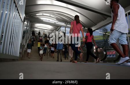 salvador, bahia / brasilien - 2. märz 2018: Menschen werden in der Nähe des Zugangswegs zur U-Bahn-Station Iguatemi in der Stadt Salvador zu Fuß gesehen. ** Stockfoto