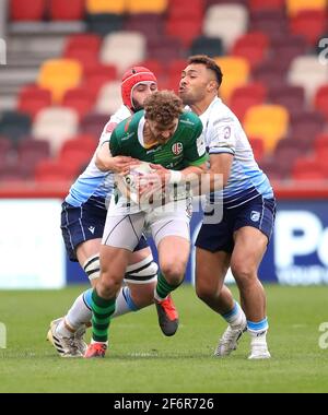 Theo Brophy-Clews aus London (Mitte) wird von Willis Halaholo aus Cardiff Blues (rechts) und James Botham (links) während des Heineken Challenge Cup-Spiels im Brentford Community Stadium, London, angegangen. Bilddatum: Freitag, 2. April 2021. Stockfoto