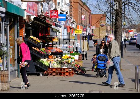 Geschäfte, South Ealing Road, W5, London, Großbritannien Stockfoto