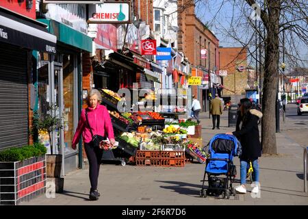 Geschäfte, South Ealing Road, W5, London, Großbritannien Stockfoto