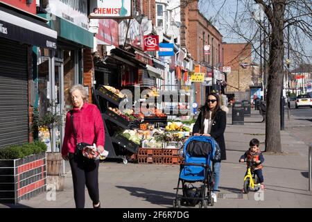 Geschäfte, South Ealing Road, W5, London, Großbritannien Stockfoto