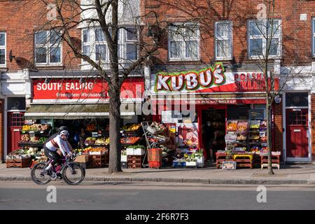 Geschäfte, South Ealing Road, W5, London, Großbritannien Stockfoto