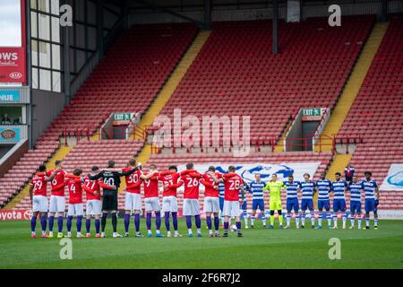 Oakwell Stadium, Barnsley, Yorkshire, Großbritannien. April 2021. English Football League Championship Football, Barnsley FC versus Reading; EINE Minute Stille wird beobachtet Credit: Action Plus Sports/Alamy Live News Stockfoto