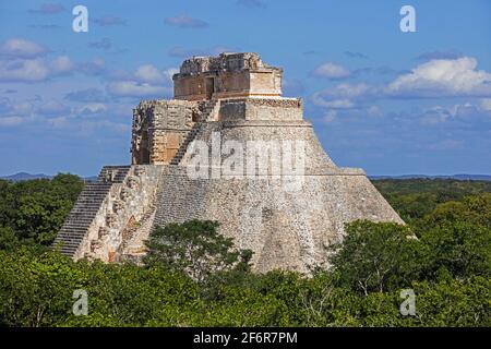 Pyramide des Magiers / Pirámide del adivino, mesoamerikanische Stufenpyramide in der alten Maya-Stadt Uxmal, Yucatán, Mexiko Stockfoto