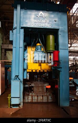 Stepnogorsk, Kasachstan 04. April 2012: Lagerproduktionsanlage. Stanzmaschine Thyssen. Produktion Außenring des Lagers. Stockfoto