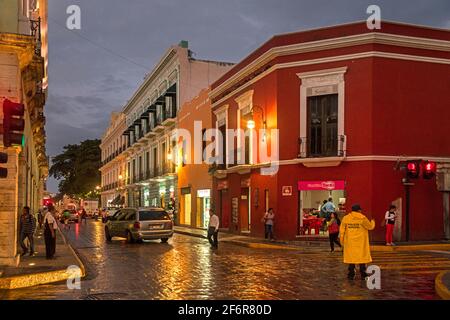 Geschäfte und Fastfood-Restaurant in der Abenddämmerung im historischen Stadtzentrum von Mérida, Yucatán, Mexiko Stockfoto