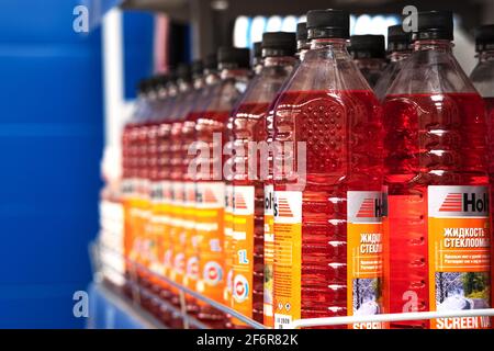 Eine Reihe von Flaschen auf der Theke. Flüssigkeit für die Windschutzscheibenwaschanlage. Sankt Petersburg. Russland. April 2021 Stockfoto