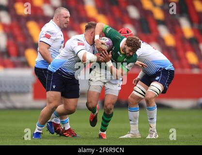 Der Londoner Iren Theo Brophy-Clews (Mitte) wird vom Cory Hill (rechts) des Cardiff Blues während des Heineken Challenge Cup-Spiels im Brentford Community Stadium, London, angegangen. Bilddatum: Freitag, 2. April 2021. Stockfoto